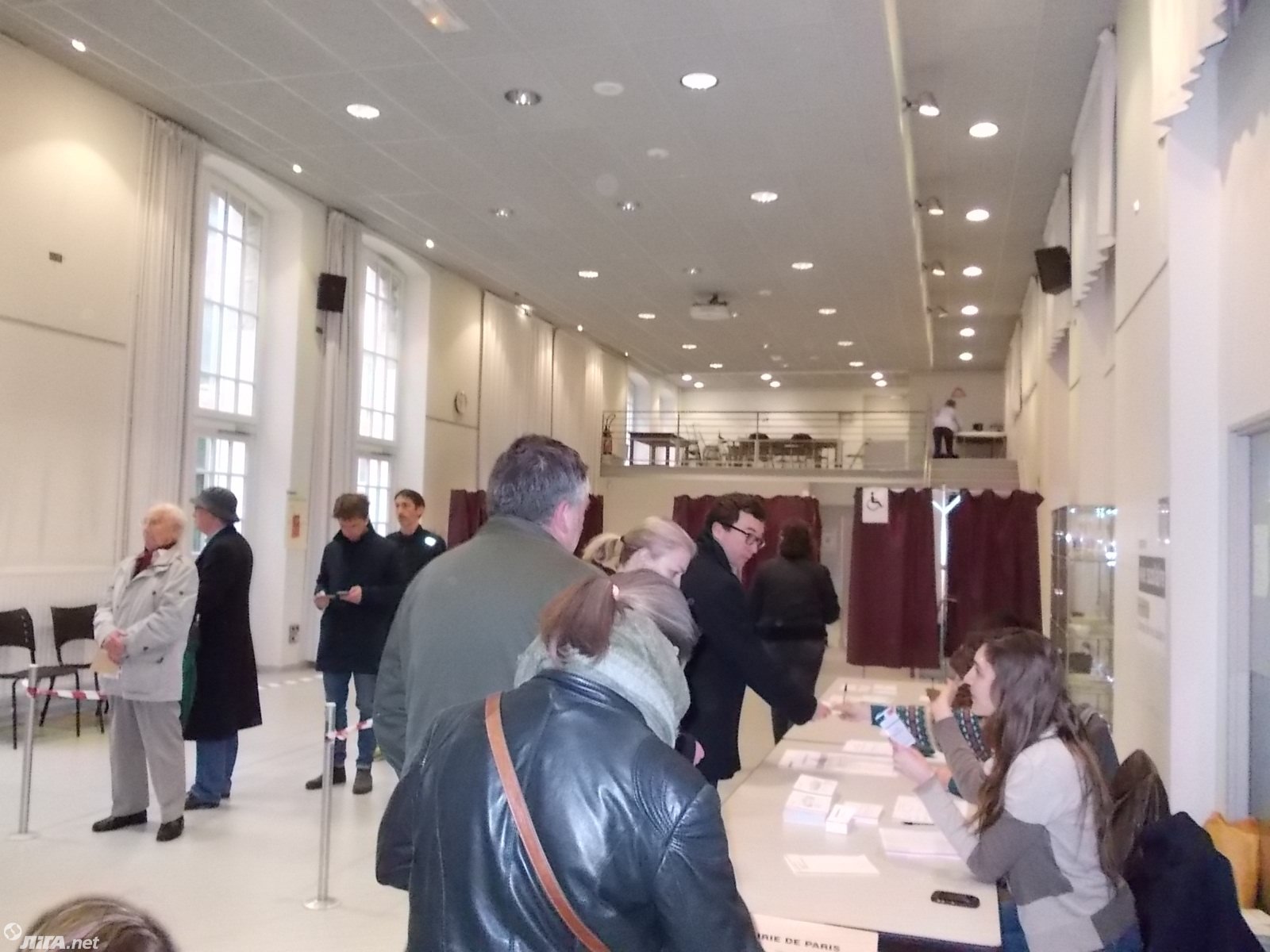 09:00. Во Франции открылись участки для голосования во втором туре президентских выборов. 