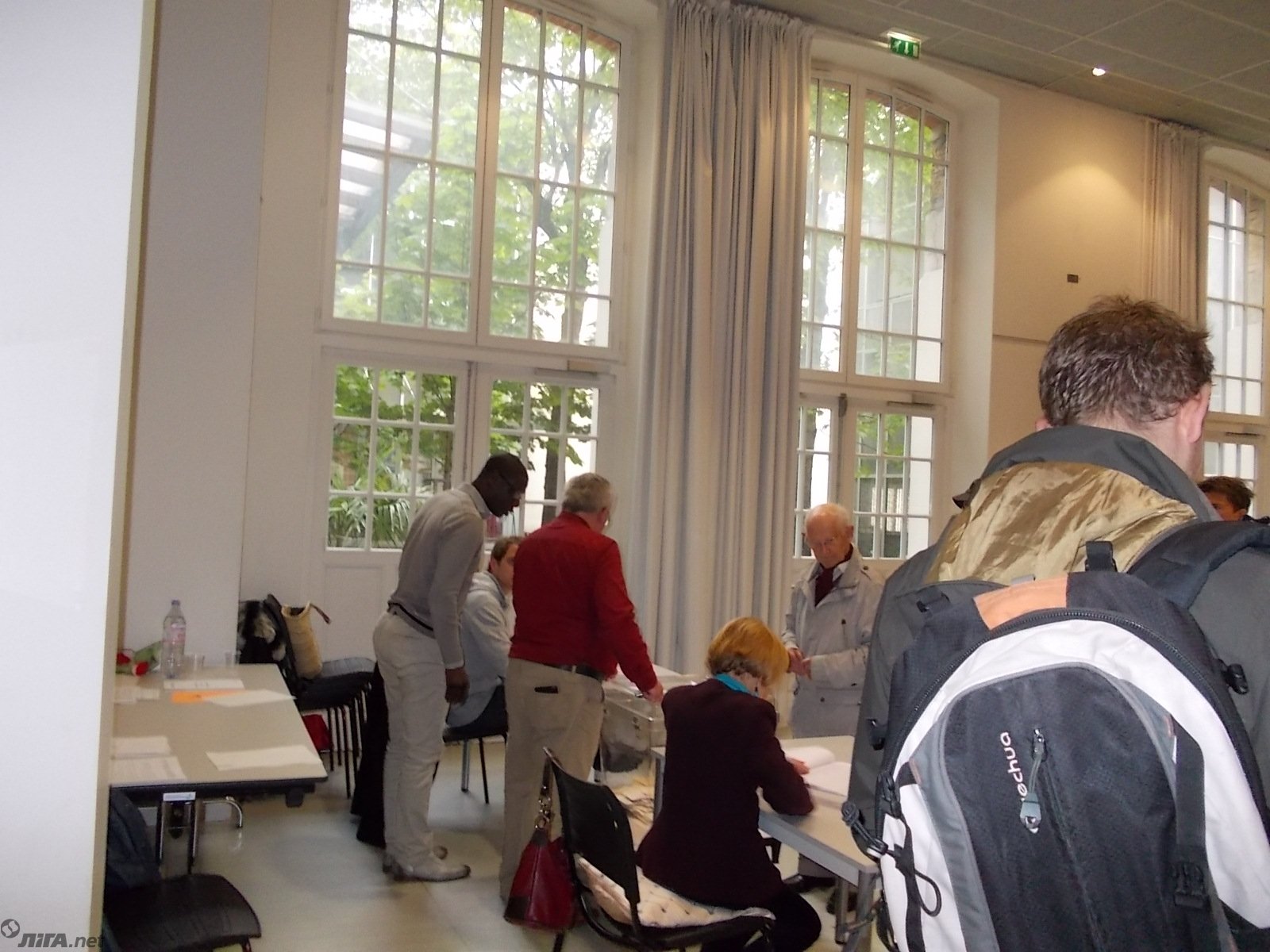 Кандидаты - бывший инвестиционный банкир Эмманюэль Макрон и лидер крайне правого Национального фронта Марин Ле Пен