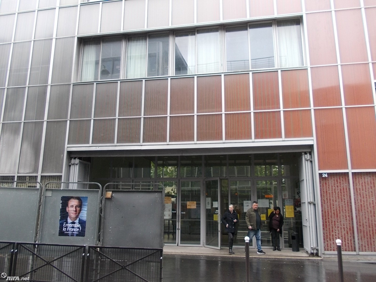 Официальные итоги голосования будут объявлены 11 мая, но фактически имя победителя станет известно раньше.