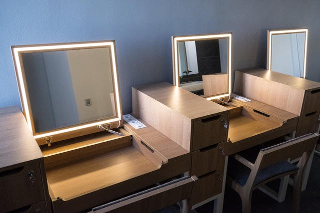  Гримерных в театре пять, почти каждый актер имеет собственный гримерной столик