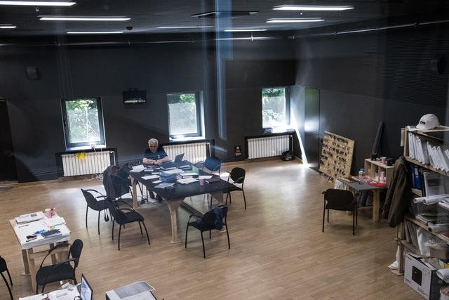  Гримерных в театре пять, почти каждый актер имеет собственный гримерной столик