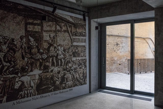 На стене - панно с классического варианта представления "Сон в летнюю ночь" Шекспира.