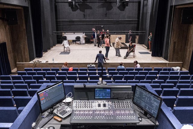  Зал вместе с балконом она может вместить 253 зрителя.