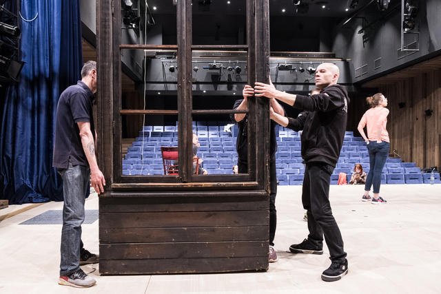  Зал вместе с балконом она может вместить 253 зрителя.