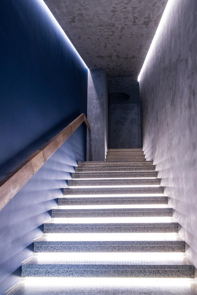 Пол сцены деревянный, но он тоже может "работать" с проектором