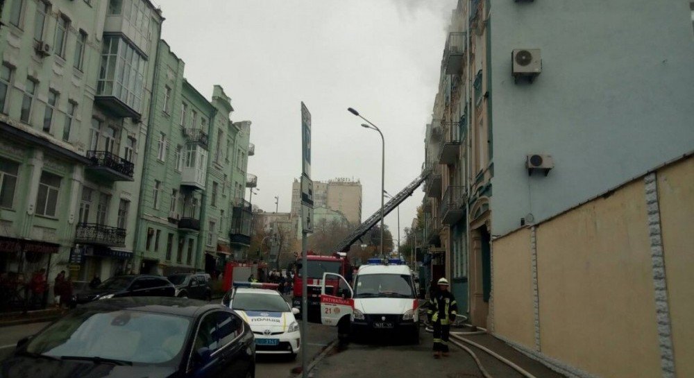 Пожар в ресторане в центре Киева ликвидировали, жертв и пострадавших нет (фото, видео)