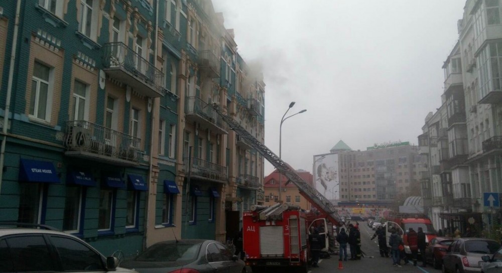 Пожар в ресторане в центре Киева ликвидировали, жертв и пострадавших нет (фото, видео)