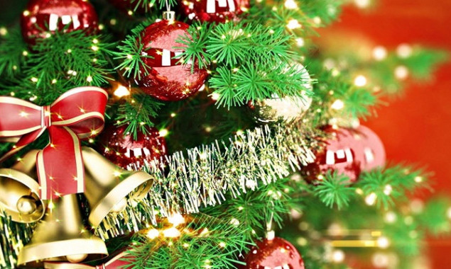 Деснянский район начали украшать к Новому году