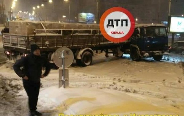 В Киеве на Воздухофлотском проспекте грузовик с кирпичами перекрыл всю дорогу