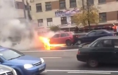 В Киеве в результате тройного ДТП загорелся автомобиль