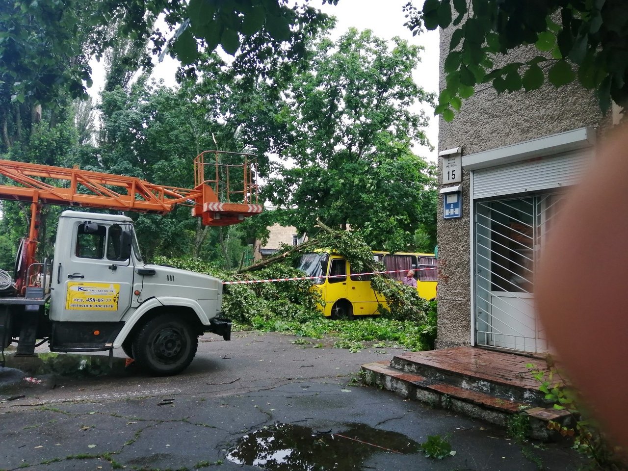 Гроза оставила в Киеве значительные повреждения. Будьте осторожны!