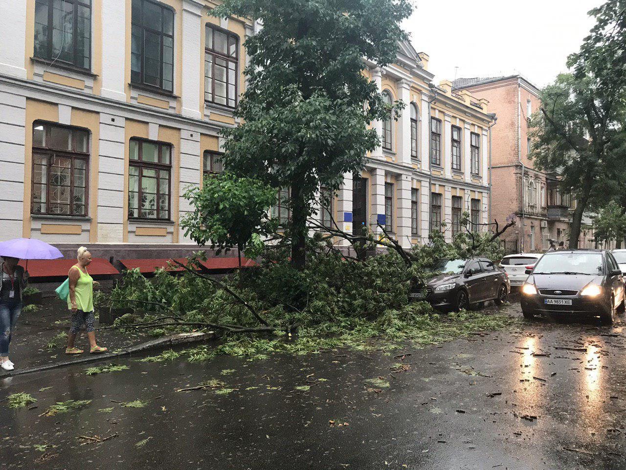 Гроза оставила в Киеве значительные повреждения. Будьте осторожны!