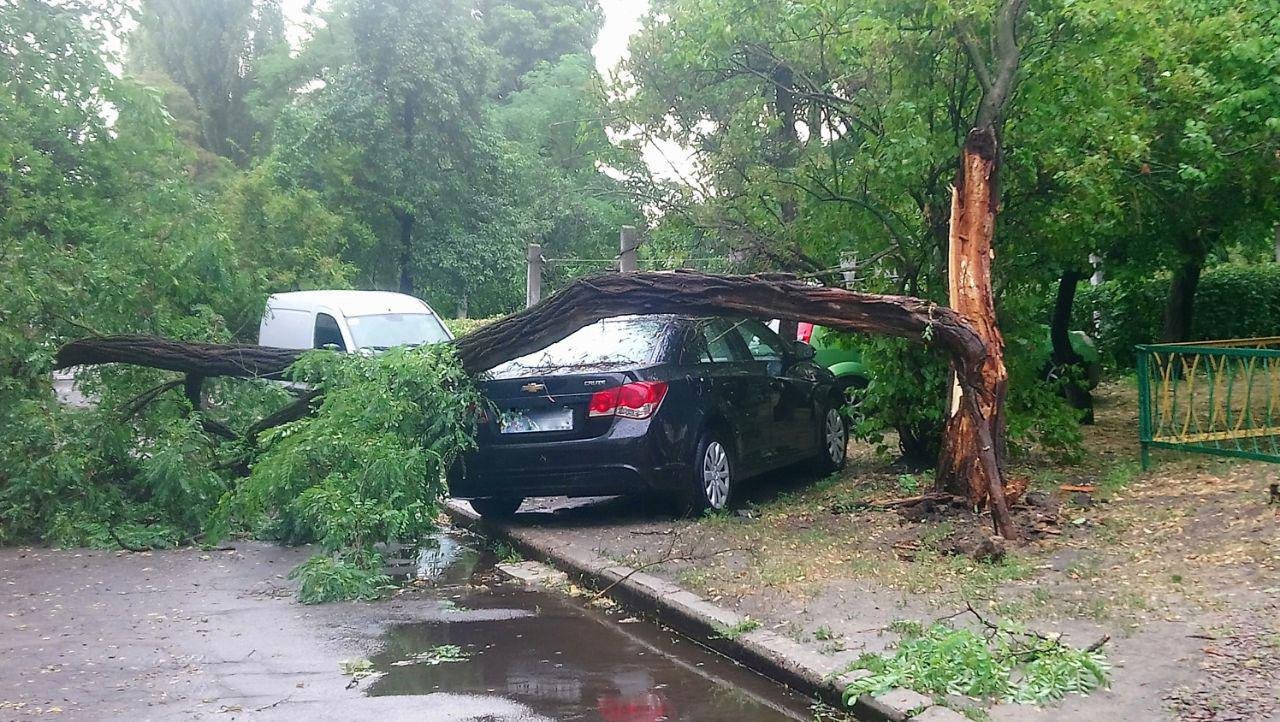 Гроза оставила в Киеве значительные повреждения. Будьте осторожны!