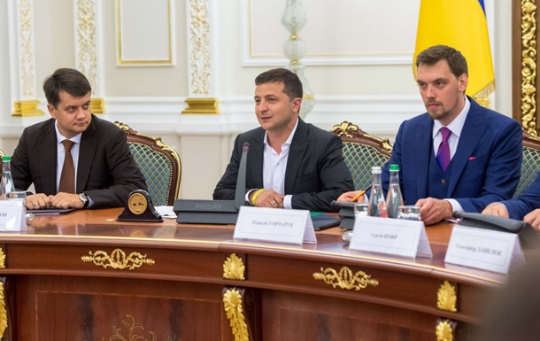 В Офисе президента прошла встреча Владимира Зеленского с новыми министрами, руководством Верховной Рады и правоохранительных органов, которая превратилась в нарезание задач от главы государства