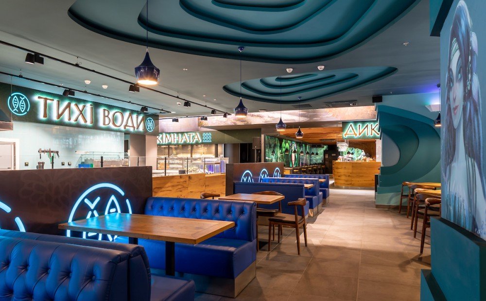 В самой сети предпочитают называть объект "гипермаркет для среднего класса": его общая площадь составит 9500 квадратных метров, а площадь торгового зала — почти 5800 квадратных метров.