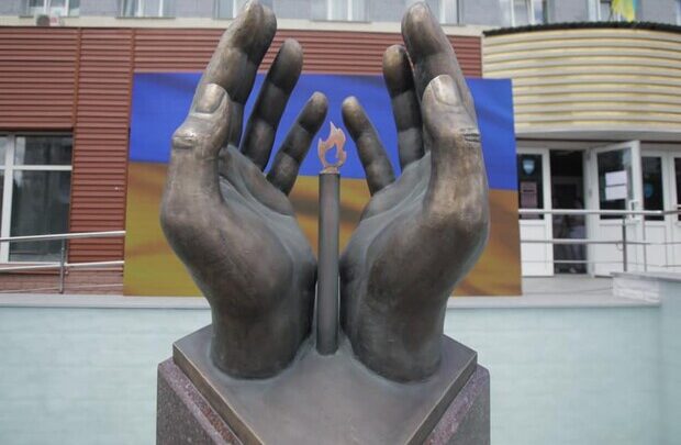 В Киеве установили памятник медикам, умерших от Covid-19