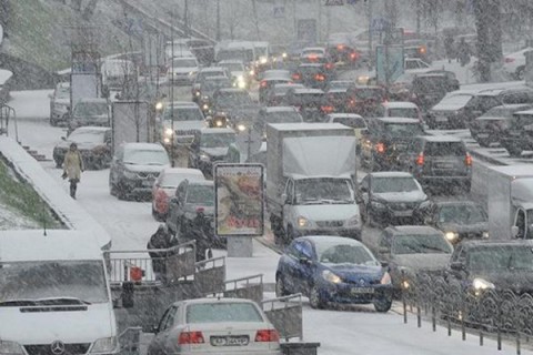 Из-за снега пробки в Киеве достигли 8 баллов (ФОТО)