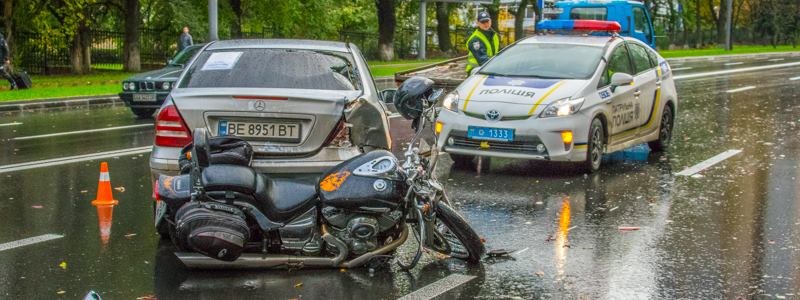 На Воздухофлотском проспекте Mercedes сбил мотоциклиста