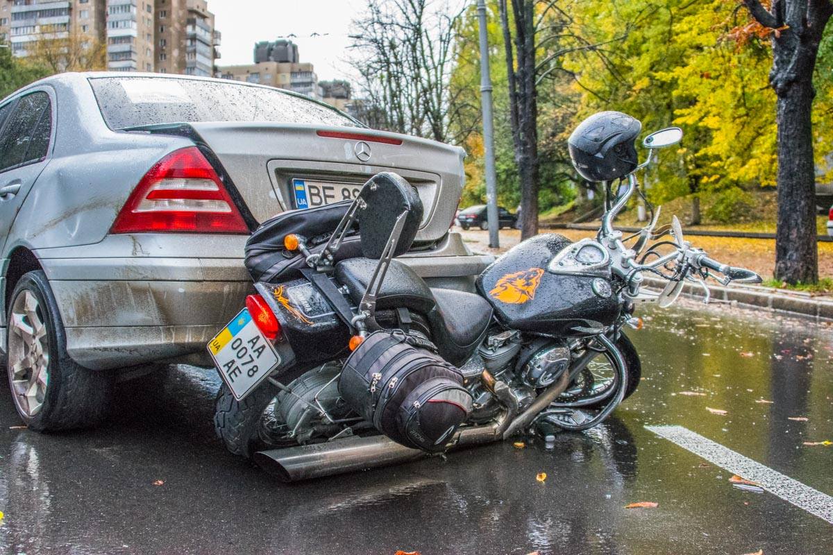 На Воздухофлотском проспекте Mercedes сбил мотоциклиста