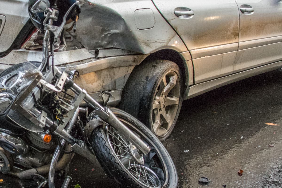 «Зад» Mercedes тоже повредило. К счастью, в машине никто не пострадал