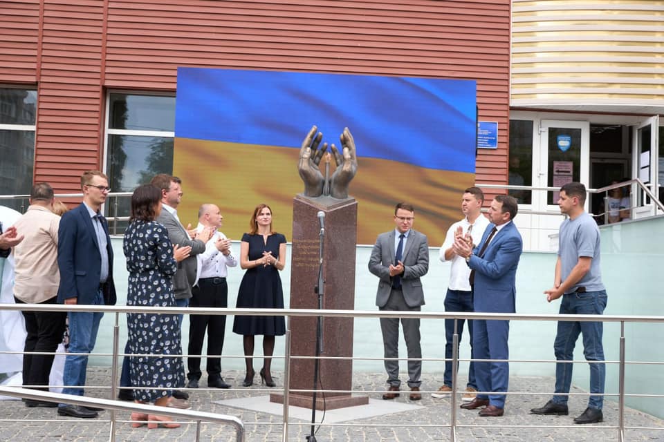 В Киеве установили памятник медикам, умерших от Covid-19